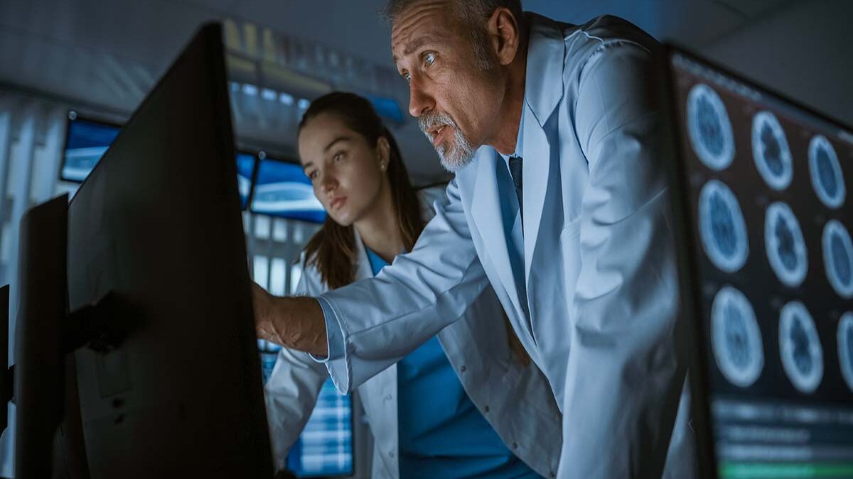 The Difference Between a Neurosurgeon vs. Neurologist