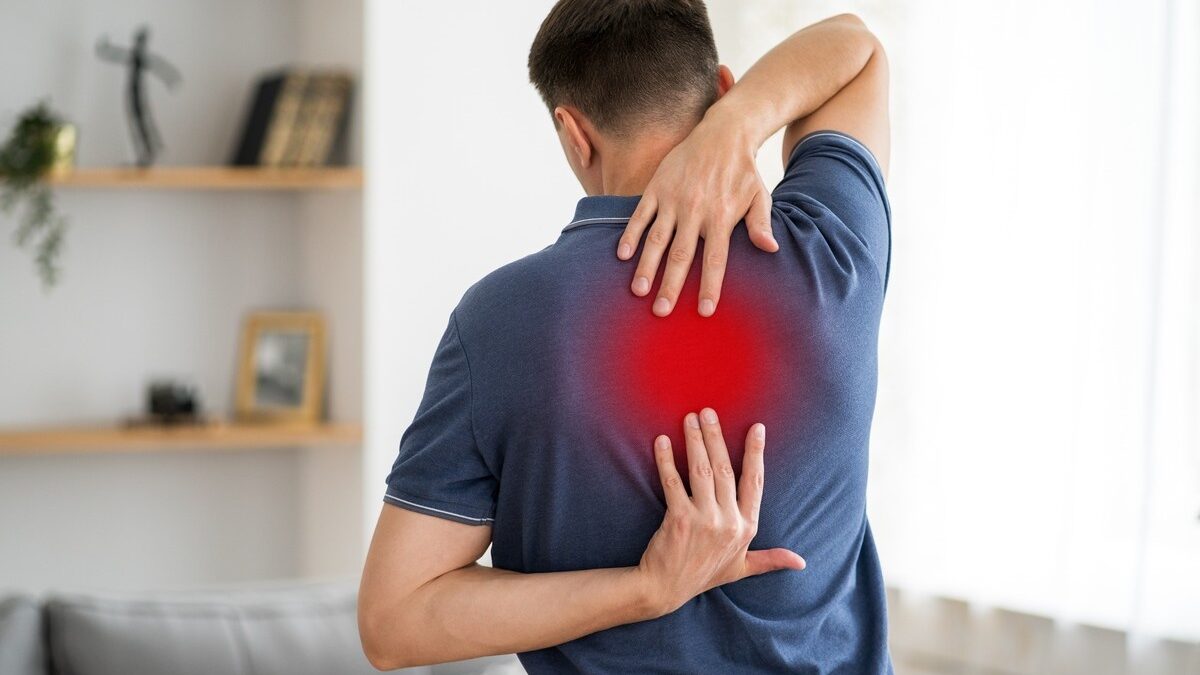 Why Does My Upper Back Hurt? Signs You May Need Medical Attention